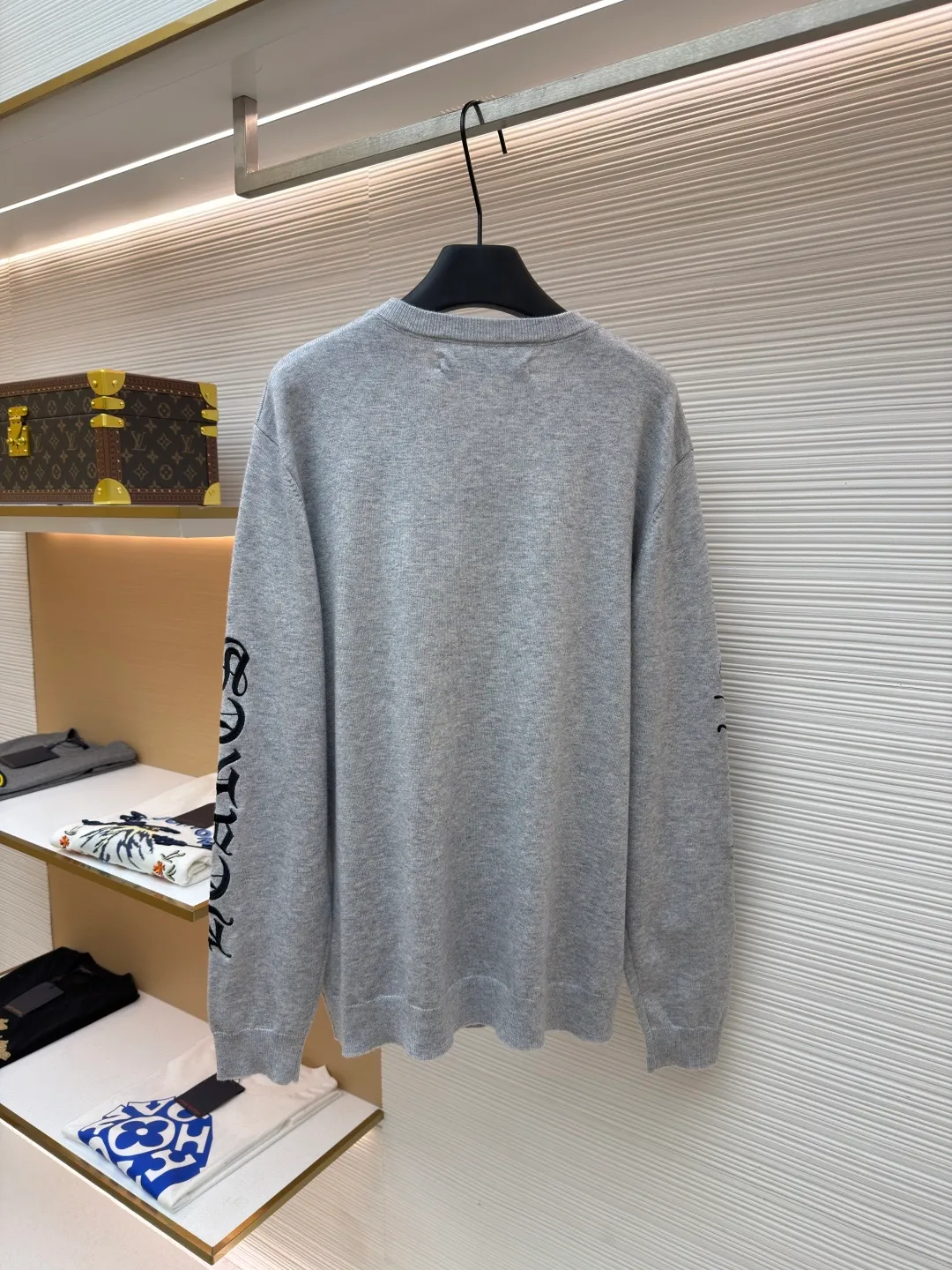 Chrome Hearts scroll embroidered sweater ●Item number: 1682475-A85 ●Fabric: wool fabric ●Technology: embroidery production ●Color: gray ●Version: loose fit ●Weight: about 470 grams ●Size: S-M-L-XL ●Description: Select high-quality wool and cashmere raw materials, blended according to a certain proportion. Wool provides warmth and durability, while cashmere gives clothing a soft, delicate feel. The combination of the two makes the fabric both comfortable and practical. Different from market products, our sweaters feel softer and waxier. We use the shrinking characteristics of cashmere fiber to shrink the sweaters. Ironing knitted sweaters to make them smoother and crisper while maintaining style characteristics. The ironing process requires precise control of temperature and pressure to prevent clothing from deforming or being damaged. The overall wiring is straight and delicate, the fabric is comfortable and soft, and the color is consistent without color difference. It can be matched with the same style to create a fashionable look and control various occasions. Customized accessories, complete with three standards, same style for men and women!